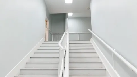 jak pomalować wysoką klatkę schodową