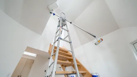 Jak pomalować wysoki sufit nad schodami