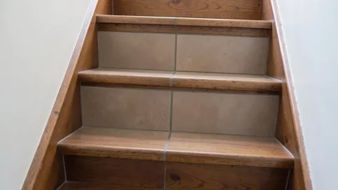 Jak prawidłowo układać płytki na schodach