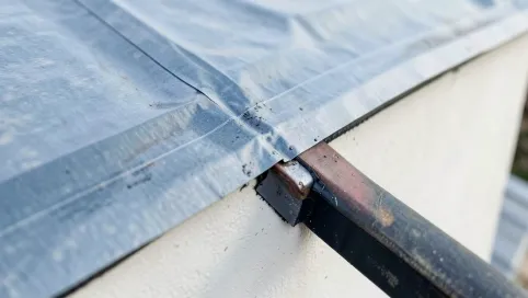 Jak uszczelnić dach przy ścianie