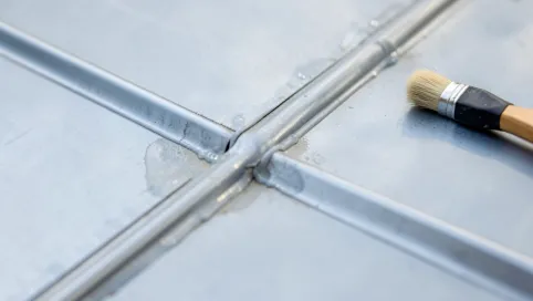 Jak uszczelnić dach z blachy