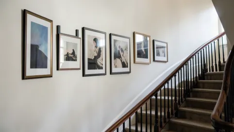 Jak wieszać obrazy na klatce schodowej