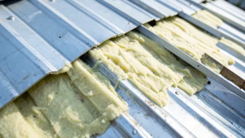 Jak wygłuszyć blachę na dachu