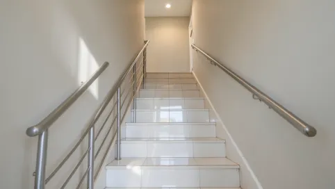 jak wykończyć klatkę schodową