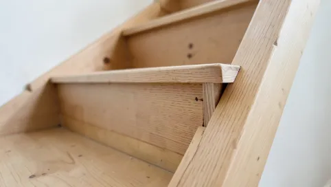 Jak wykończyć schody z boku