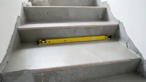 Jak wyrównać schody pod płytki