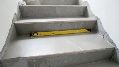 Jak wyrównać schody pod płytki