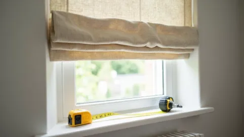 jak założyć roletę rzymską