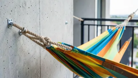 Jak zamontować hamak na balkonie