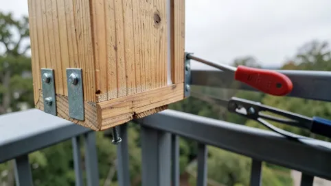 Jak zamontować karmnik na balkonie