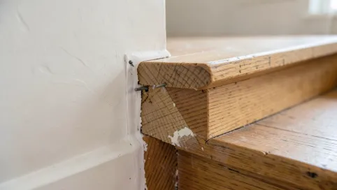 Jak zamontować listwy przy schodach