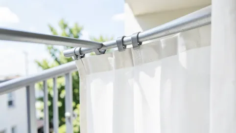 Jak zamontować zasłony na balkonie bez wiercenia