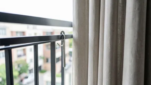 Jak zamontować zasłony na balkonie w bloku