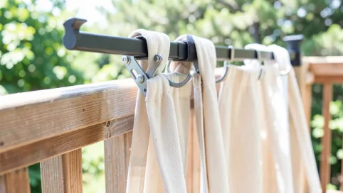 Jak zamontować zasłony na tarasie