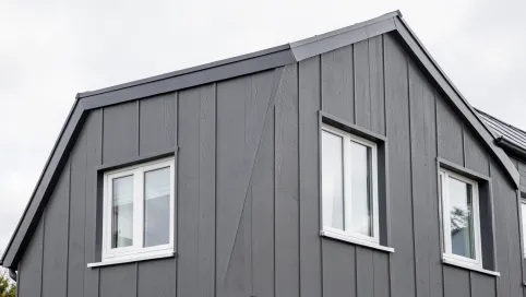 Jaka elewacja do grafitowego dachu i białych okien