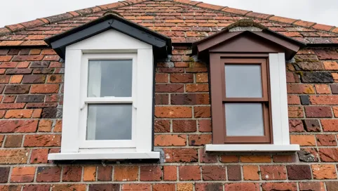 Jaki kolor okien do ceglastego dachu