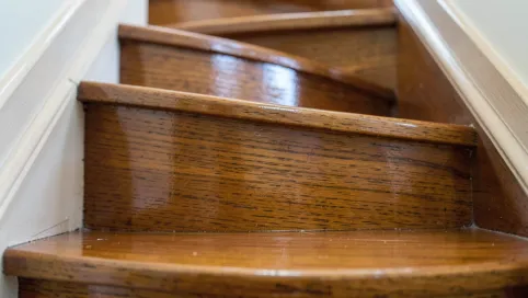 Jaki lakier bezbarwny do drewnianych schodów