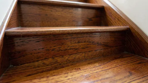 Jaki lakier do schodów drewnianych