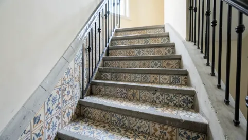 Jakie płytki na klatkę schodową