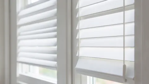 jakie rolety zewnętrzne do białych okien