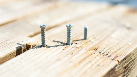 Jakie wkręty do deskowania dachu