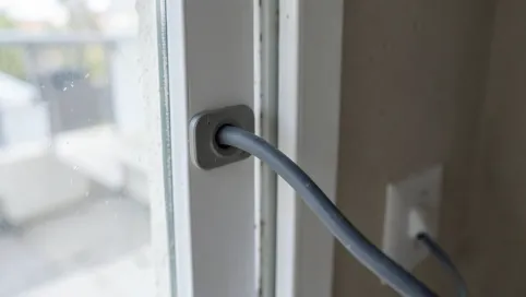 Kabel przez drzwi balkonowe