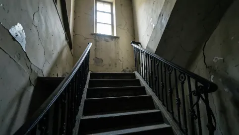 Klatka schodowa w kamienicy