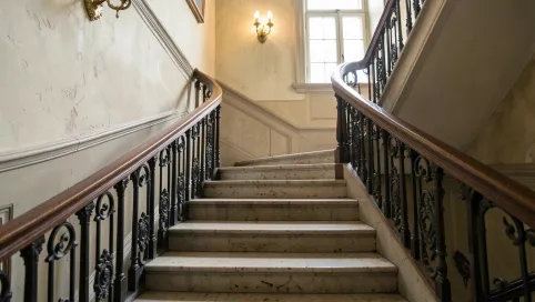 Klatka schodowa w kamienicy aranżacje