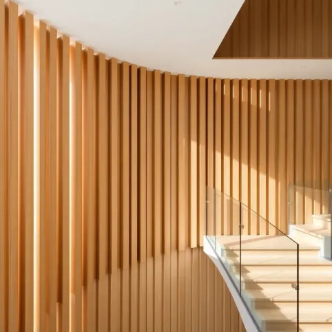 Lamele na ścianie przy schodach