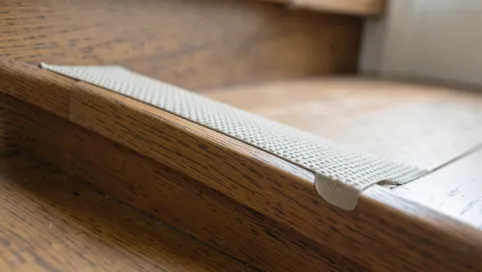 Listwy antypoślizgowe na schody wewnętrzne