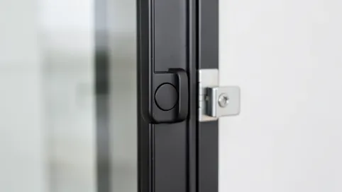 Magnetyczna blokada do drzwi balkonowych