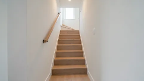 Mały przedpokój ze schodami