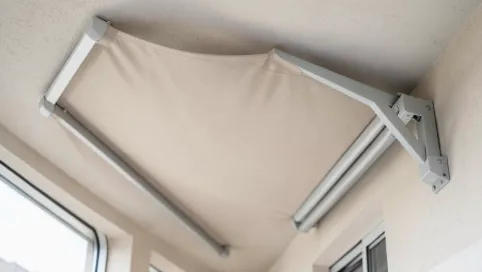 Markiza balkonowa montowana do sufitu