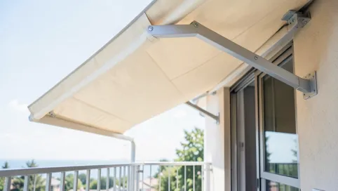 Markiza na balkon z montażem