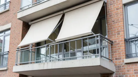 Markizy na balkon w bloku
