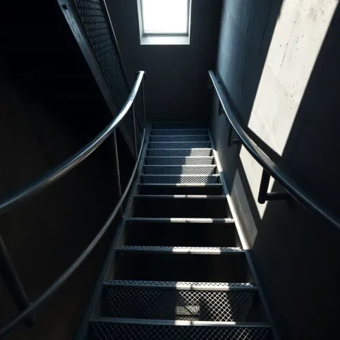 Metalowe schody do piwnicy