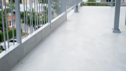 Minimalny spadek na balkonie