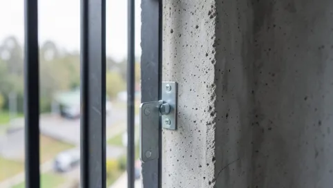 Mocowanie balustrady balkonowej do ściany