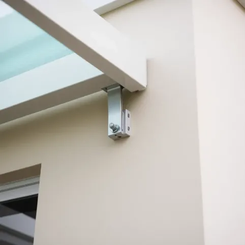 Mocowanie zadaszenia do elewacji