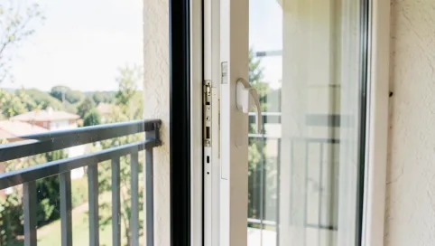 Montaż drzwi balkonowych z oknem