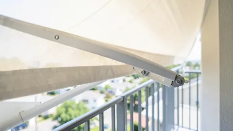 Montaż markizy na balkonie