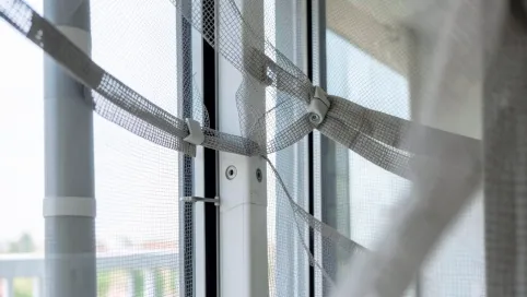 Montaż moskitiery na drzwi balkonowe bros