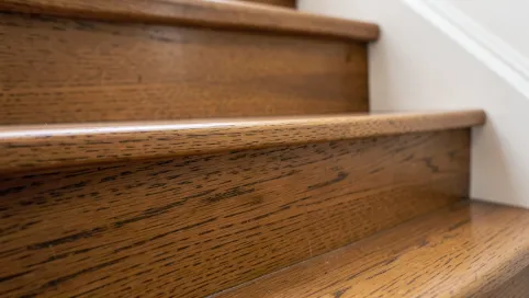 Montaż nakładek na schody