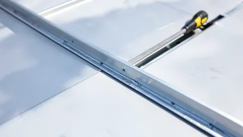 Montaż okna dachowego bez zdejmowania blachy