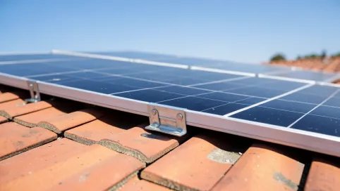 Montaż paneli fotowoltaicznych na dachówce płaskiej