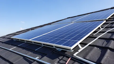 Montaż paneli fotowoltaicznych na dachu z papy