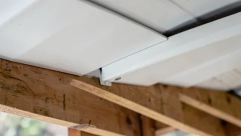 Montaż podbitki dachowej z PCV
