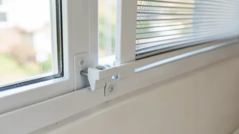 Montaż rolet na okna plastikowe