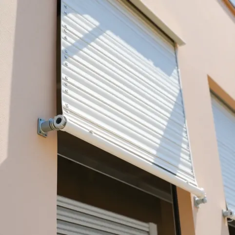 Montaż rolet zewnętrznych na elewacji