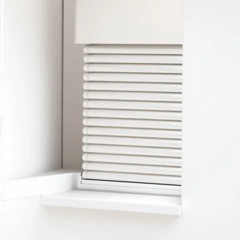 Montaż rolet zewnętrznych we wnęce okiennej